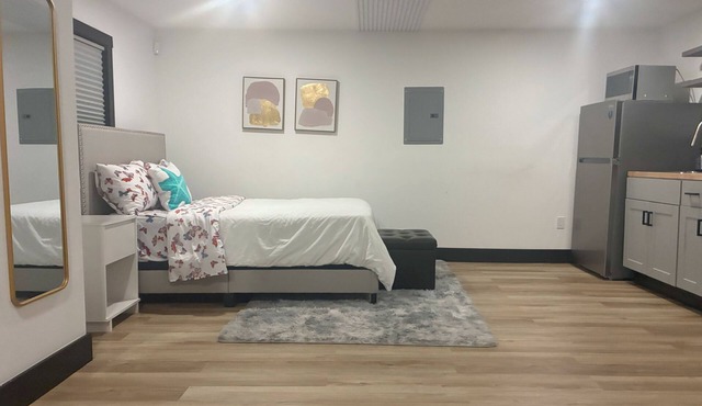 Beautiful maxwell park Studio Awaits you