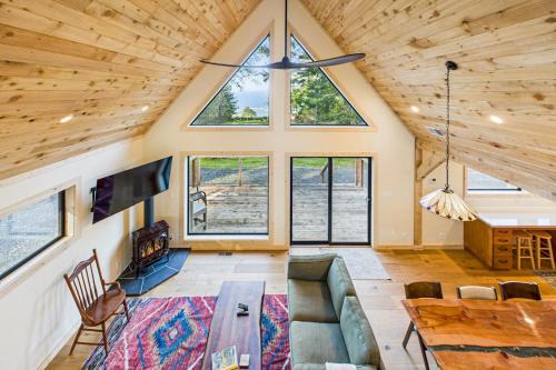 Beautiful Ocean View Cabin and Hot Tub!