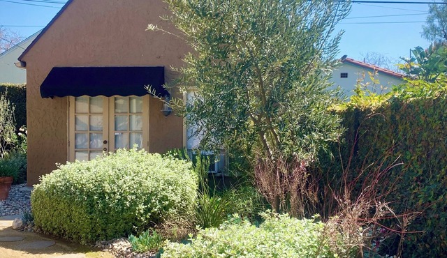 Beautiful, Private Guesthouse Cottage in the Heart of L.A - Free, Easy Parking