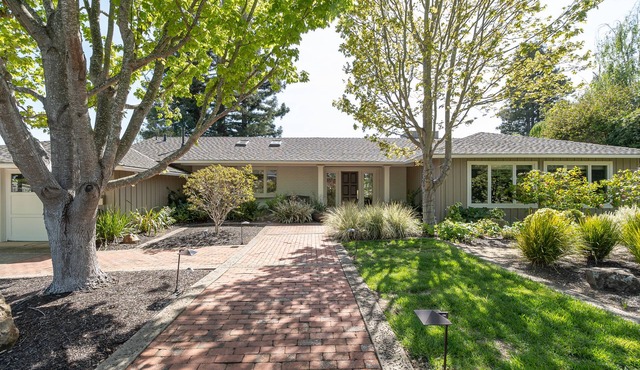 Beautiful, quiet, and modern home with a pool in sunny San Rafael