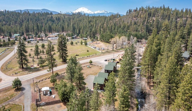 Beautiful retreat on Hat Creek, Fishing, Firepits, 15 Min Drive to Lassen Park