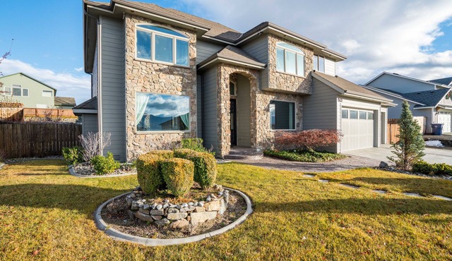 Beautiful & Spacious Home with Gorgeous Mountain Views!