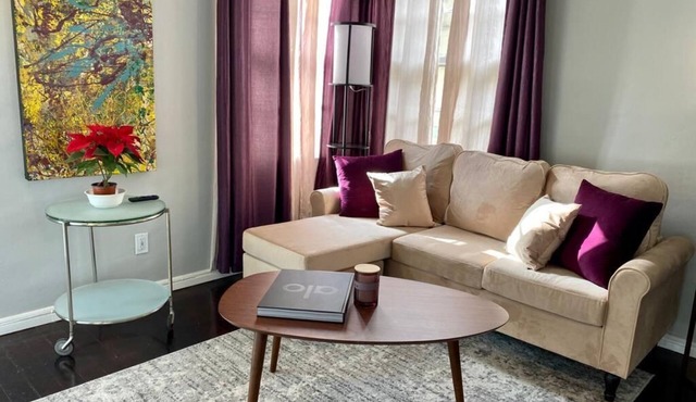 Beautiful studio in the heart of Beverly Hills!