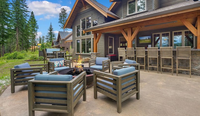 Beautiful Whitefire Lodge overlooking the Nelson Preserve!