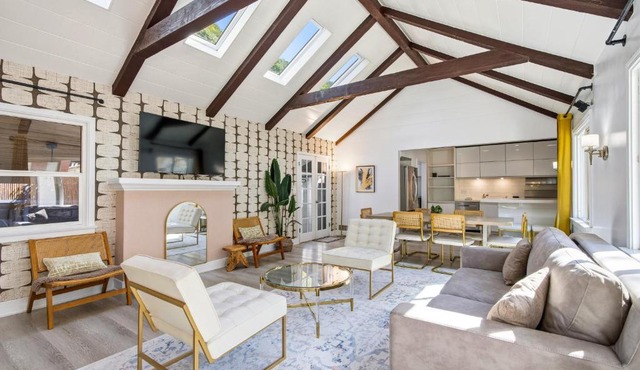 Bel Air Very Private and Comfy Home with Jacuzzi