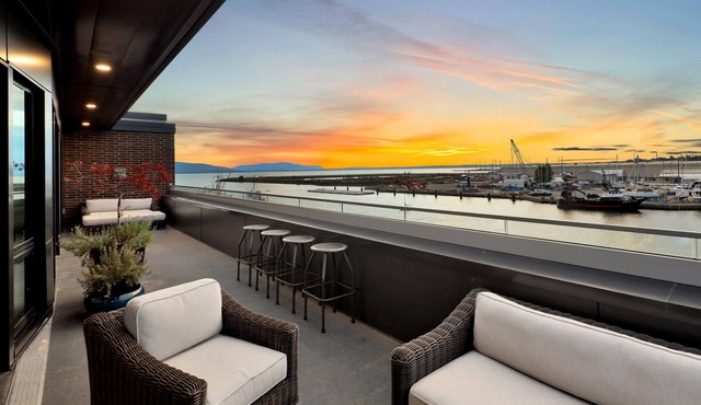 Bellingham Waterfront Penthouse Wraparound Balcony, Downtown & Near WWU