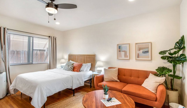 Belmont Shore Studio Walk to Beach & 2nd Street Dining