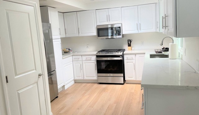 Beverly Hills, Ideal Location 2BD+ House with Heated Pool