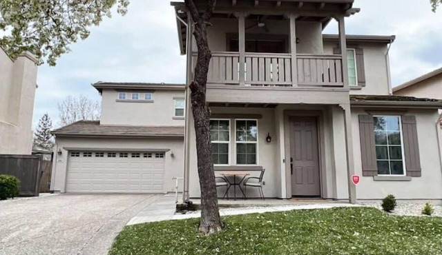 BIG Beautiful Home 2Miles SAC Airport 8 Min DownTown DOCO Old Sac, Discovery Prk