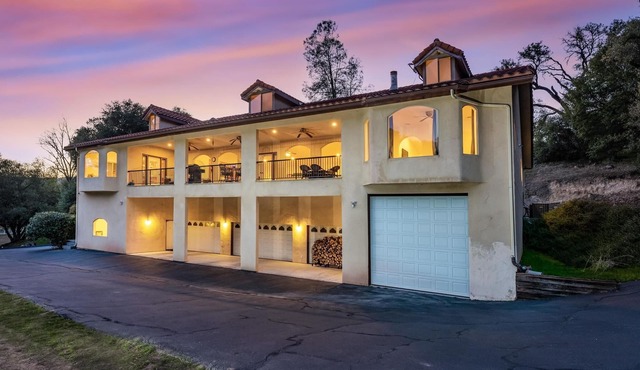 Big Oak Manor w/theater/hot tub/sauna/more!