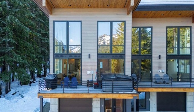 Bigfoot's Basecamp - 4BR Snoqualmie Pass Retreat, Hot Tub, Pets Welcome