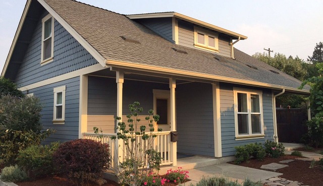 BLOSSOM VIEW COTTAGES: Luxurious 3 Bedroom + Den Near Theaters, Downtown
