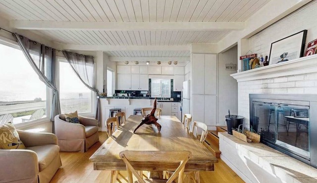 Bodega Bay 2BR oceanfront cottage above Carmet Beach — dog friendly
