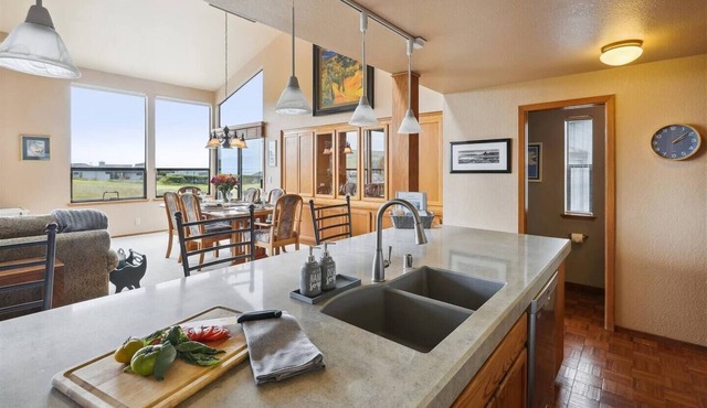 Bodega Retreat! Ocean View, Golf Course, Walk to Beach & Clubhouse, Dog Friendly