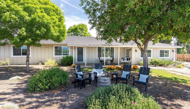 Boots & Barrels Ranch-2 master bedrooms,2 add'l bedrooms,3 baths, views, firepit