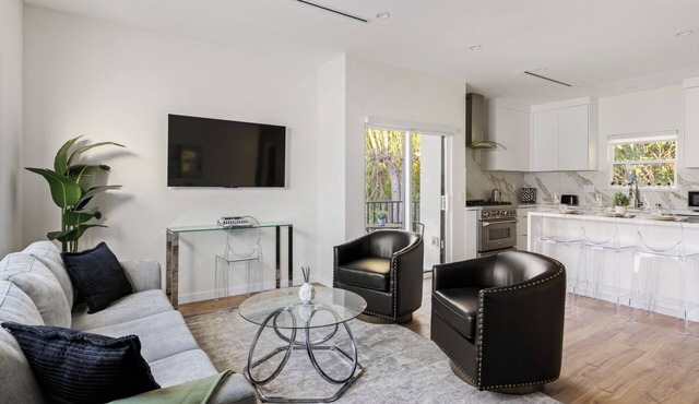 Brand NEW Charming 2-bedroom house with AC, WiFi in fabulous Burbank Hills