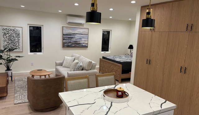 Brand new modern studio in pleasant and quiet Calabasas. in Calabasas