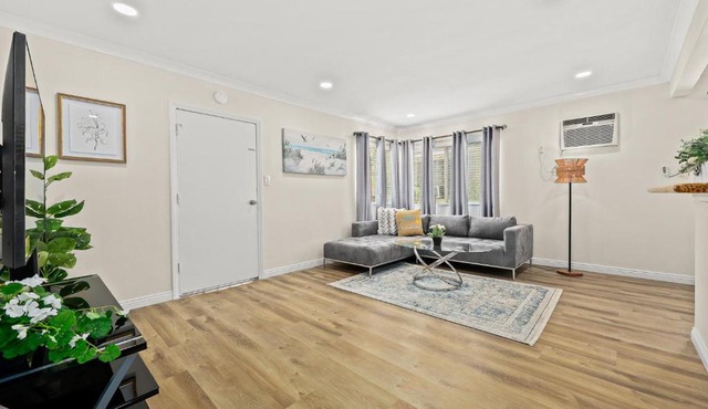 Bright & Cozy Getaway-10min to Downtown LA
