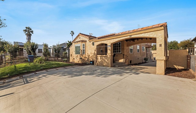 Bright & Inviting 3-BR house W Modern Kitchen, AC and 3 car parking Los Angeles