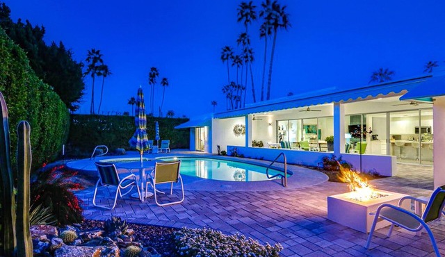 Bright mid-century modern home w/private pool and spa, gas grill, dogs welcome