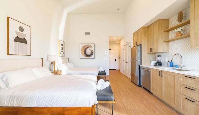 Bright & Modern Studio｜2 Queens + Pool & Spa Access