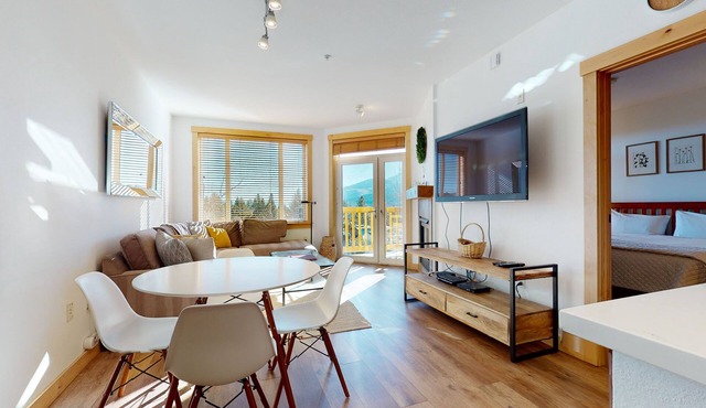 Bright & Remodeled. Balcony, Great Views, Quiet Location. Pool On-site