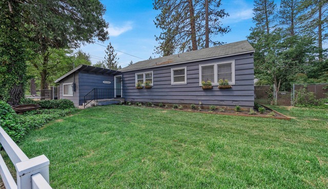 Burney Falls Bungalow - Comfy Atmosphere - Great Location!