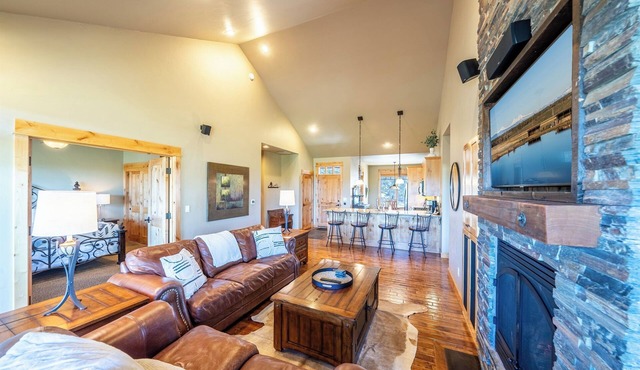 Cabin 75 Brasada Ranch + Hot Tub and Golf in Powell Butte