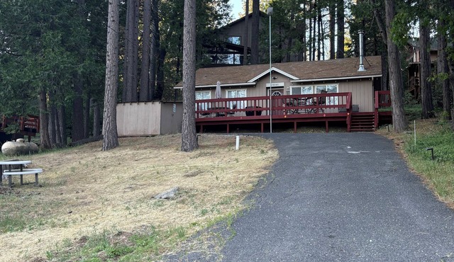 Cabin retreat with Beautiful views! 6 mi to Pinecrest and 9 mi to Dodge ridge.