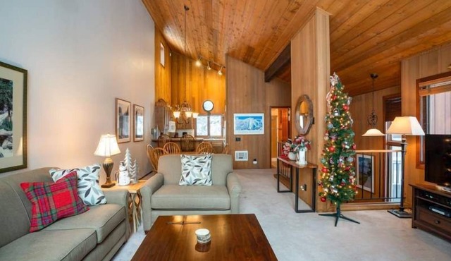 Cabin with vaulted ceilings, woods view, and central hot tub just 2 blocks to lifts