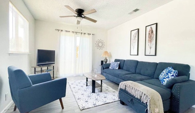 Calm, stylish 2-bedroom Coalinga home in the Central Valley, perfect for families, professionals, or small groups (comfortably fits 4-6). Features modern comforts, a fully equipped kitchen, dedicated workspace, and is pet-friendly.