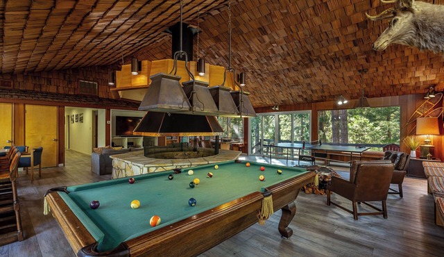 Camp Nelson Chalet - Game Room - Spacious - Hot Tub