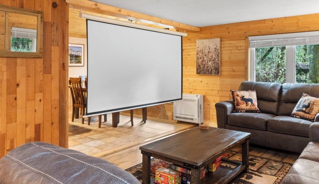 Cedar Cabin at Rainier Entrance w/Hot Tub and Cinema