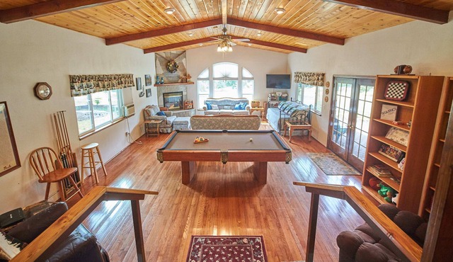 Cedar Meadow Escape- Pool table/Wifi/BBQ