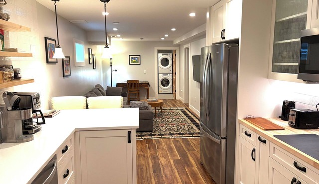 Central 2B Hideaway Near Downtown, Capitol Hill and Sports - Spacious & Walkable
