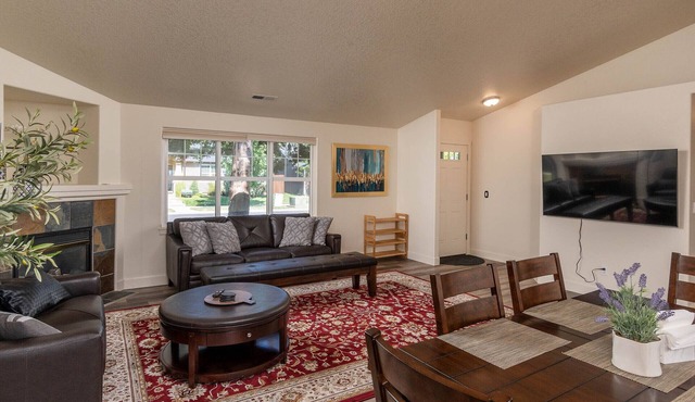 Centrally Located OneLevel Pet ok Home w/Fireplace in Bend