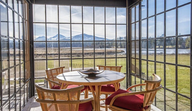 CH059 | Vintage Condo with Floor-to-Ceiling windows with full Mountain views!