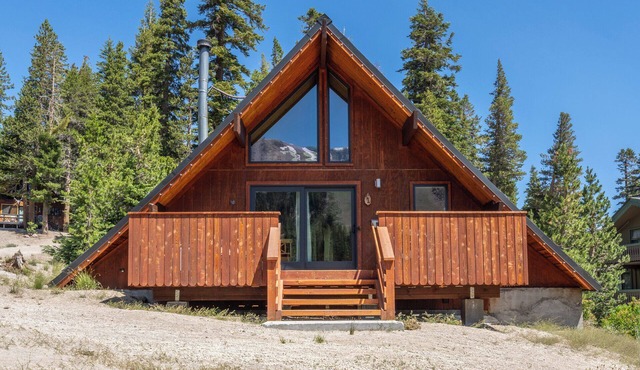 Chalet #1, Charming Ski In/Ski Out Steps to the M