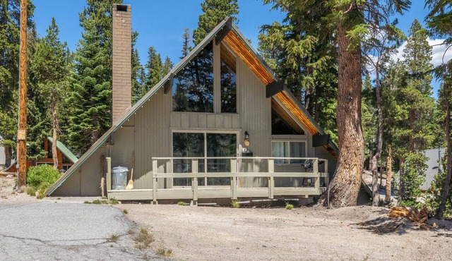 Chalet #15, Charming Ski in/Ski Out Steps to the