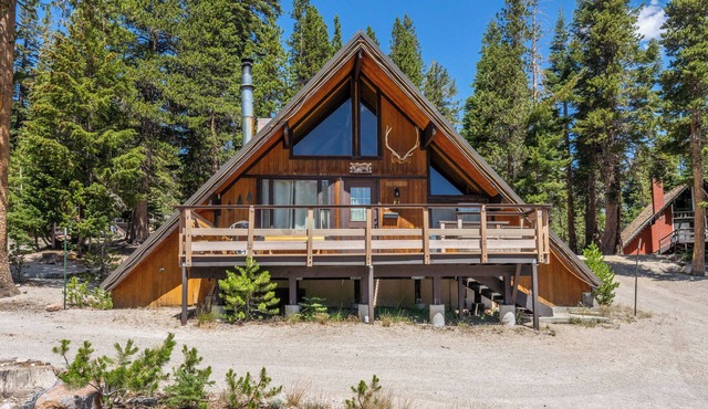 Chalet #2, Charming Ski In/Ski Out Steps to the M