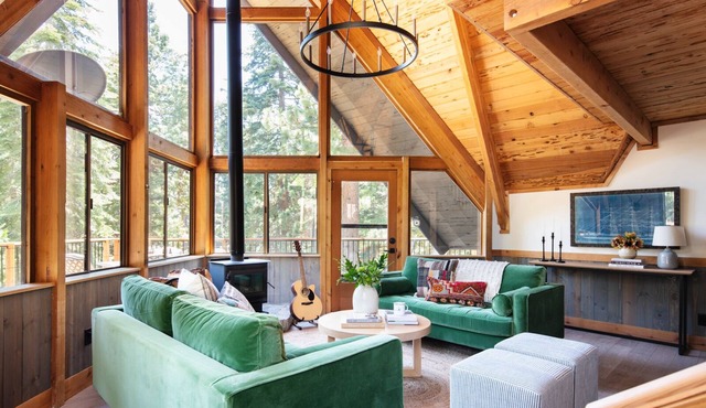 Chalet-Style w/Hot Tub + Theater Room + Pool Table | Mins to Lake | Timberline