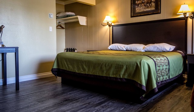Charm Motel & Suites
