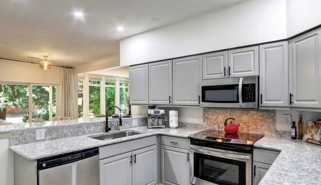Charming 1-bedroom condo with large den and open concept living room