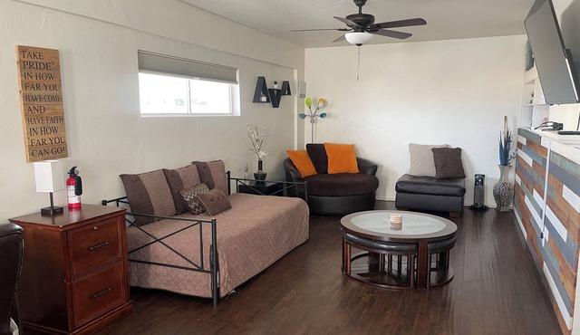 Charming 1-bedroom house in lovely Taft with AC, WiFi