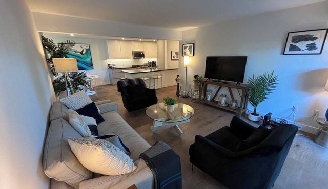 Charming 2-bedroom apartment in serene Menlo Park with WiFi, AC