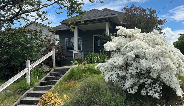 Charming 2-bedroom bungalow in welcoming Everett with WiFi