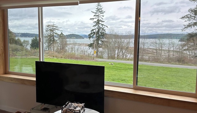 Charming 2 beds and 2 baths beach house adjoining to deception pass park in Oak Harbor