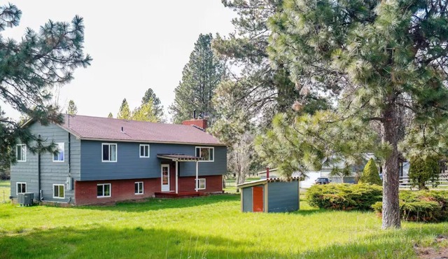 Charming 3-bedroom house with AC, WiFi in welcoming Chiloquin