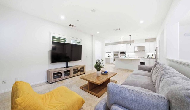 Charming 3B3.5B｜Garage｜Spacious Yard｜Flex-Lease｜Fully Furnished #42600