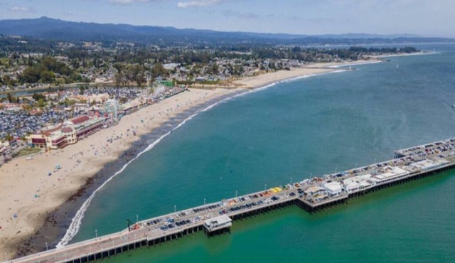 Charming B&B steps to beach, boardwalk, pier, shop, restaurants w bath & WiFi #6
